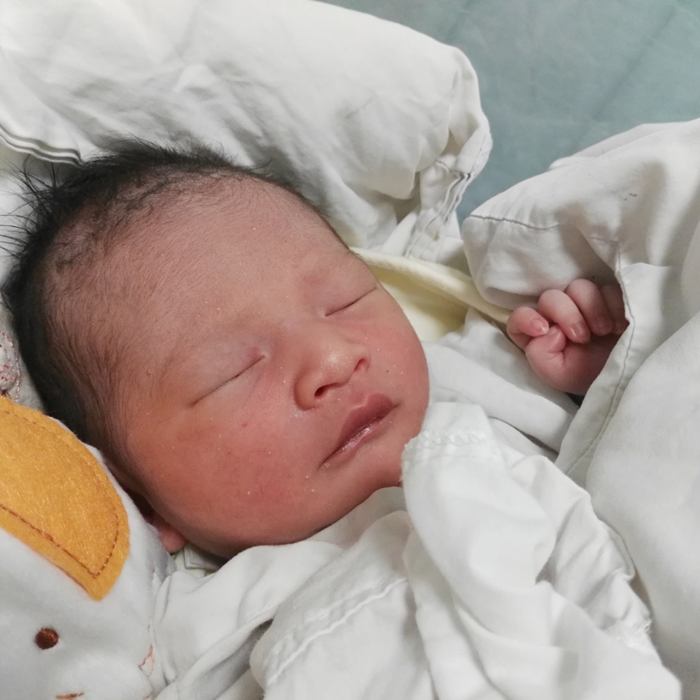 为什么婴儿一放下就动来动去,婴儿老是让抱一放下就哭怎么办