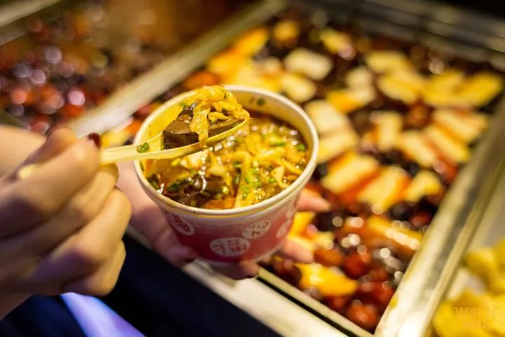 武汉步行街摆地摊,在武汉摆地摊的老乡们