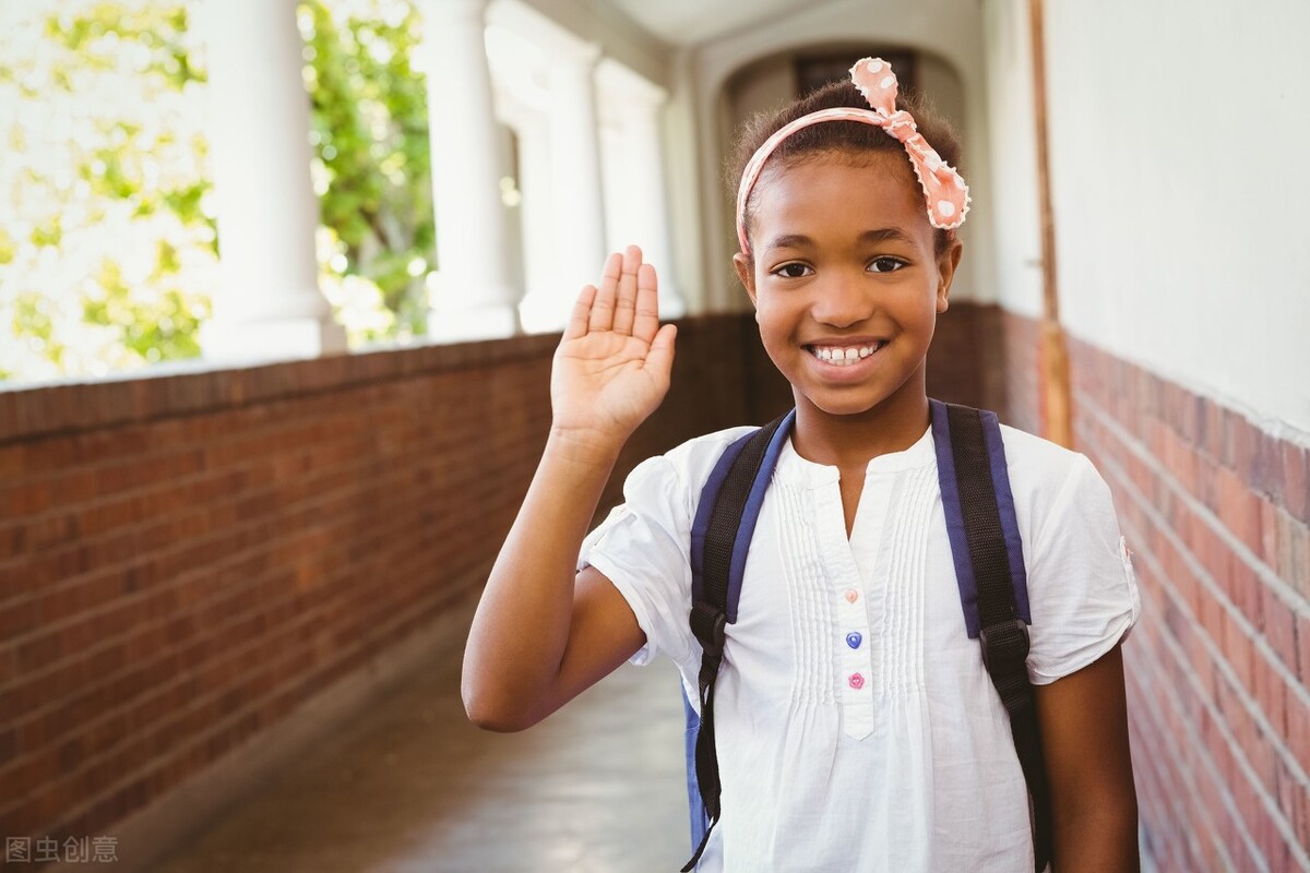 小孩在学校内向不爱说话怎么改变,孩子性格内向在学校没朋友怎么办