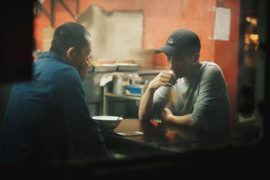 家人贩毒、偷渡、挖玉......他活成了一部电影