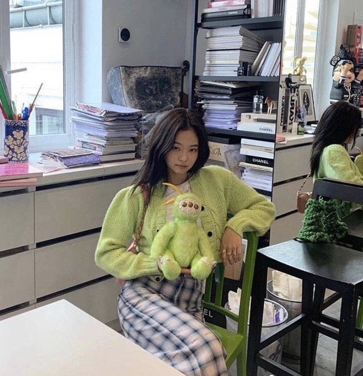 夏季针织开衫穿搭技巧视频,宽松慵懒风针织中长款开衫搭配