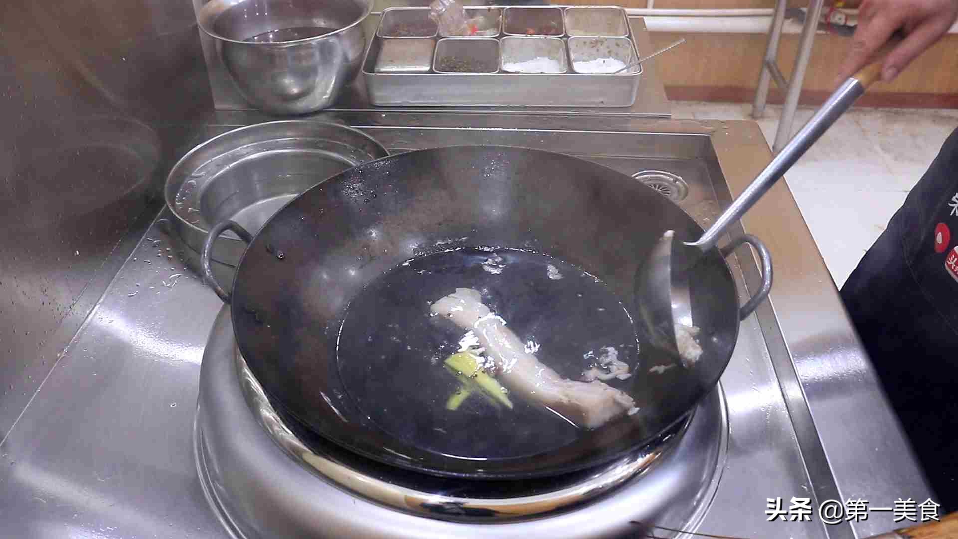 厨师做酸菜炖肉,大厨酸菜炖五花肉家常做法东北