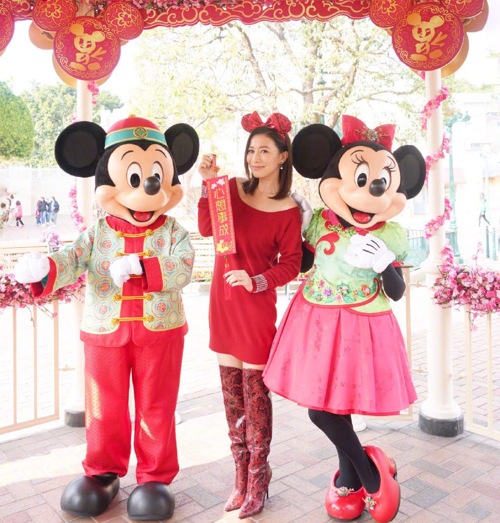 佘诗曼穿黑色裙的写真,麻花辫碎花裙造型的佘诗曼