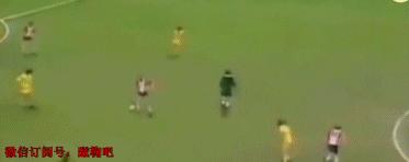 把球传给队友图片搞笑,gif把球传进球门