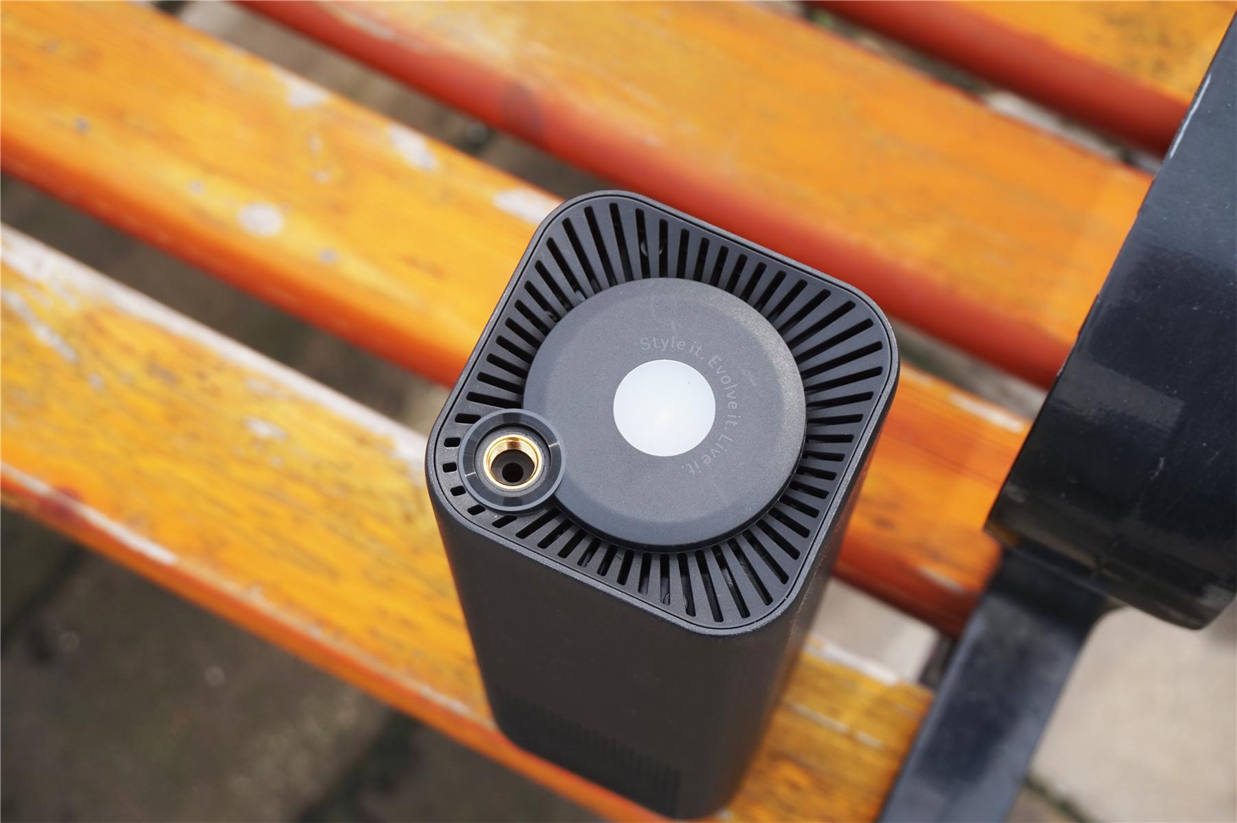 开车遇到轮胎不够气,骑车路过电动车没气帮忙打气