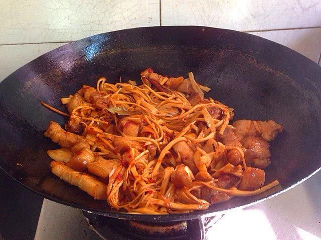 老笋烧肉的家常做法,鲜笋炒肉春日里最爱的一道菜