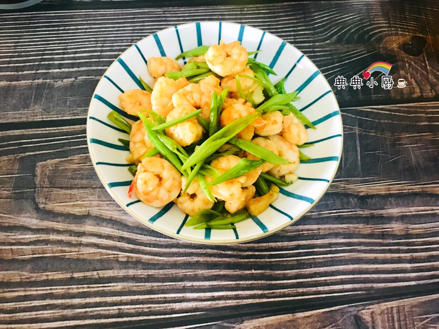 怎么做虾烧好吃又简单,这样做虾外酥里嫩全家老小都爱吃