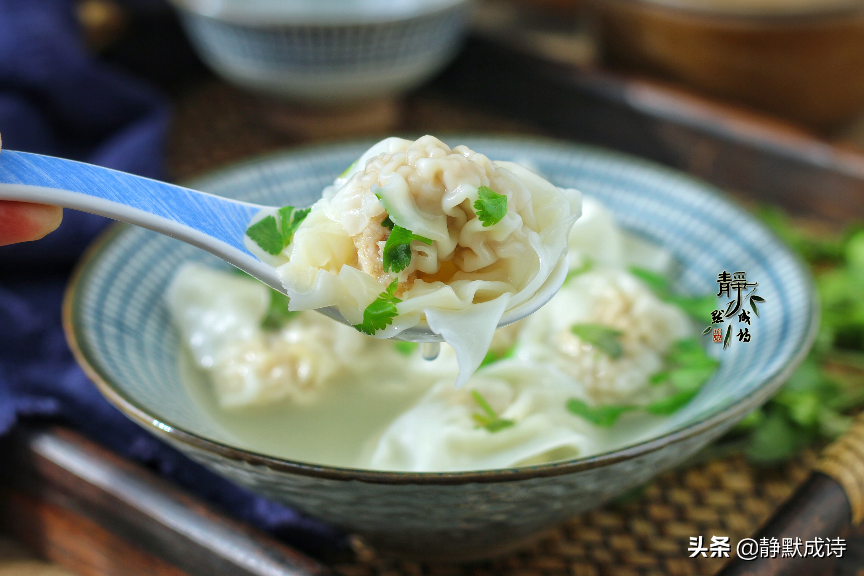 馄饨馅儿先放鸡蛋还是先放葱姜水,馄饨馅儿里面都需要放什么调料