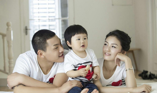 王大雷十年爱情路，婚礼现场给妻子献歌，如此疼爱一对儿女