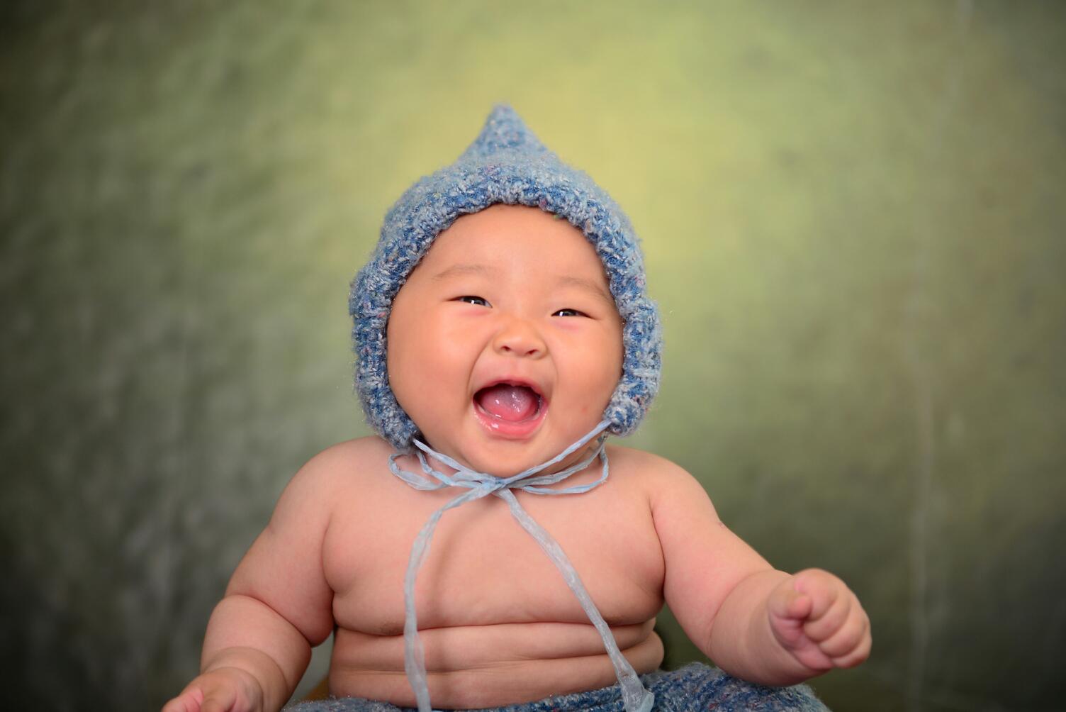 宝宝刚出生就爱笑,孩子刚出生笑