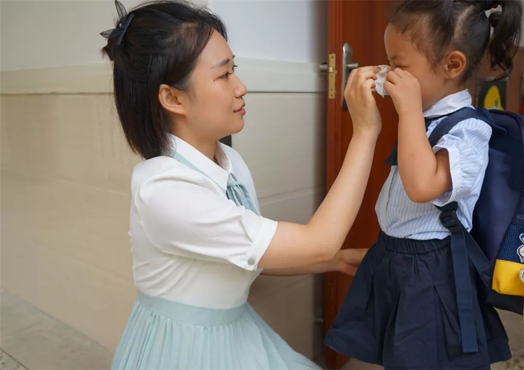 孩子把风油精弄在眼睛里了怎么办,3岁宝宝误食风油精