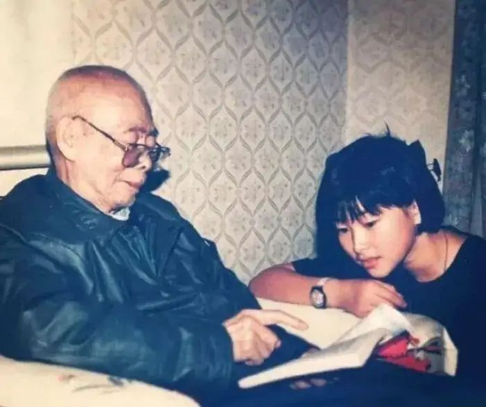 朱珠挺孕肚亮相,朱珠王昀佳婚礼