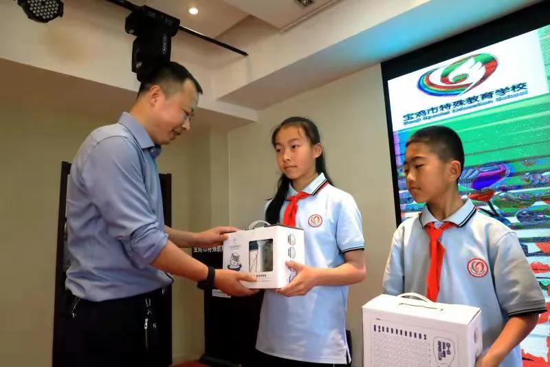 宝鸡志愿者为特殊儿童送去节日礼物