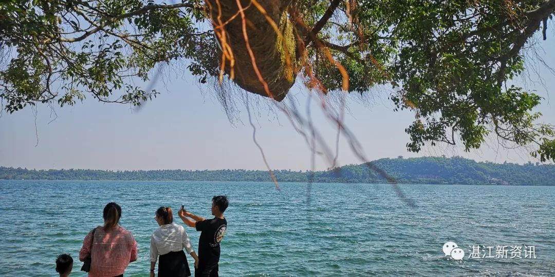 蓝天白云湖面碧波荡漾天然氧吧,湖光岩大自然天然氧吧