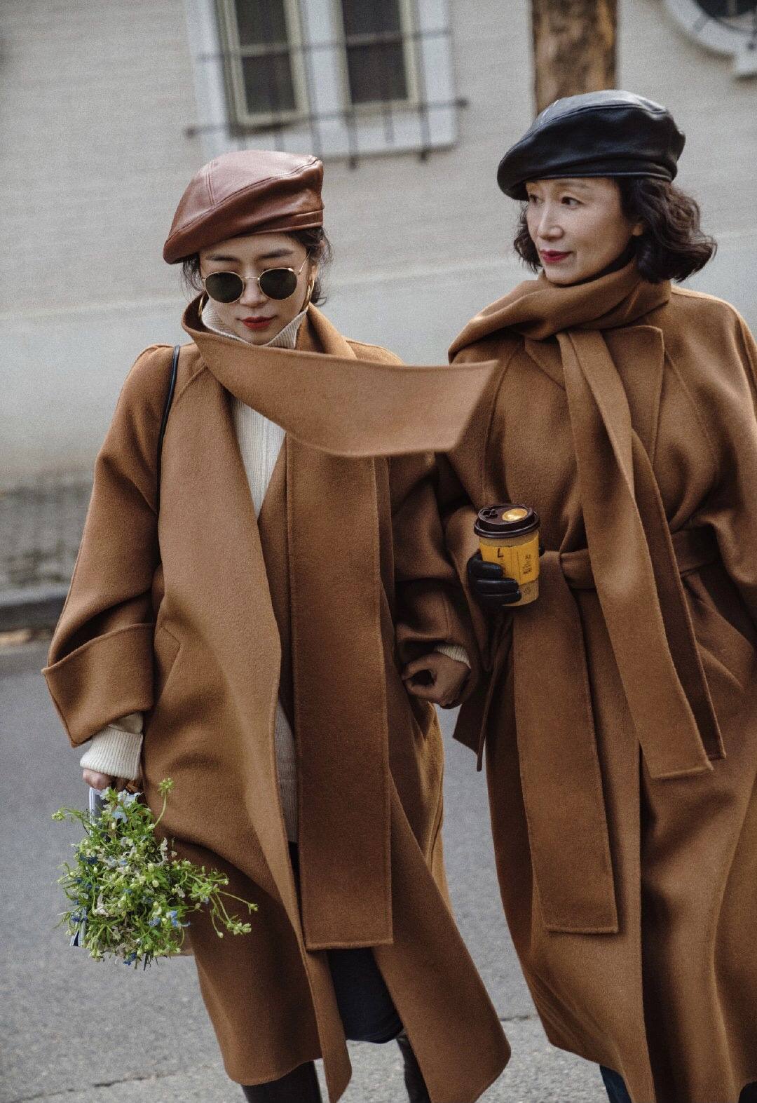 三木母女羊绒大衣穿搭,三木母女雾霾蓝大衣搭配裤子