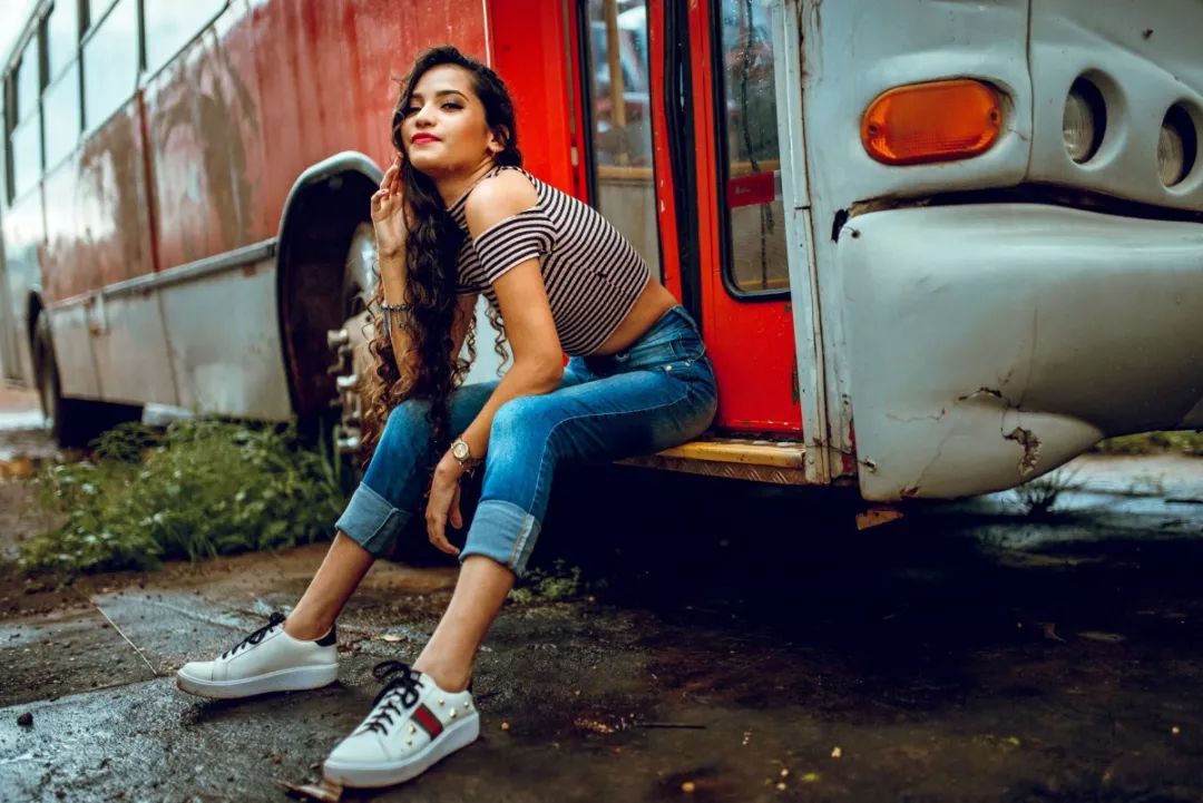 拍照怎么拍才能显腿长,什么软件拍照可以拉长腿