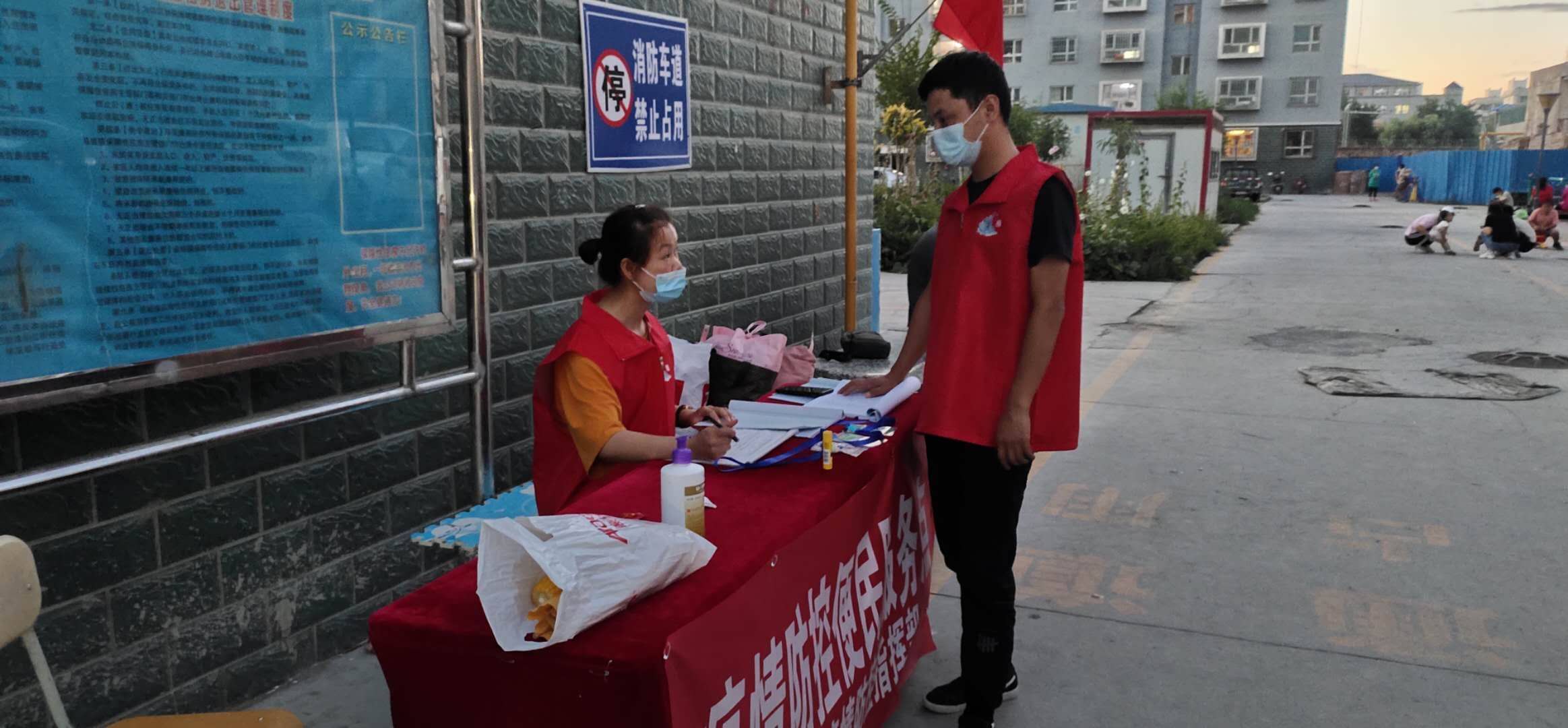 巴州住房公积金管理中心青年志愿者在抗疫一线书写青春华章