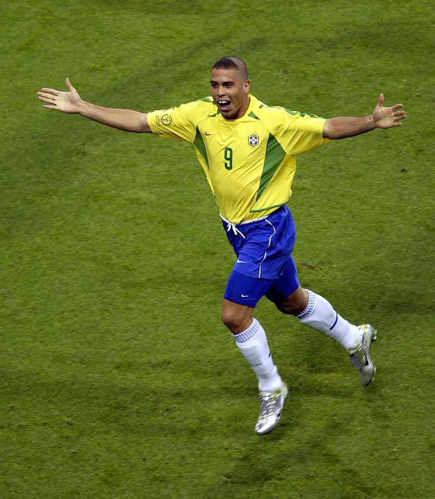 罗纳尔多退役经商,罗纳尔多在几几年的几月几日退役