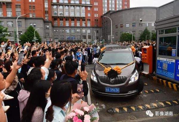 采访悼念袁隆平,长沙市民自发夹道送别袁隆平院士