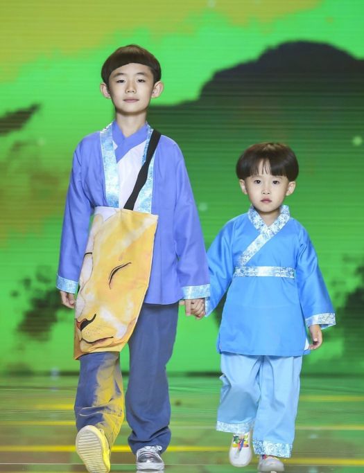 易烊千玺弟弟走秀完整版,易烊千玺弟弟走秀视频