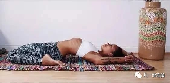 卧英雄式腰下不去说明什么,卧英雄式躺不下去的原因