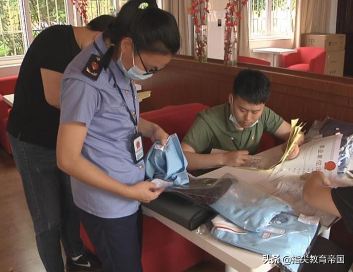 官方回应从校服里掏出碎布,校服洗成碎布原视频