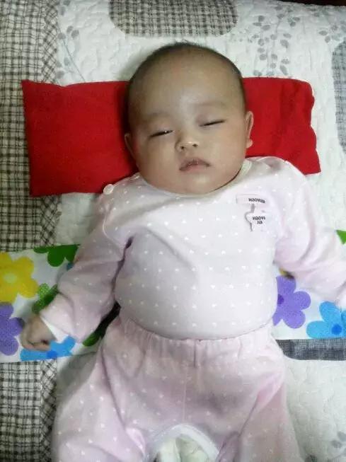 新出生宝宝肚子胀气护理,婴儿胀气月嫂强行灌奶