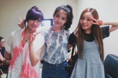 2年3位好友自杀!IU演唱途中获知具荷拉死讯,疑受打击唱不下去