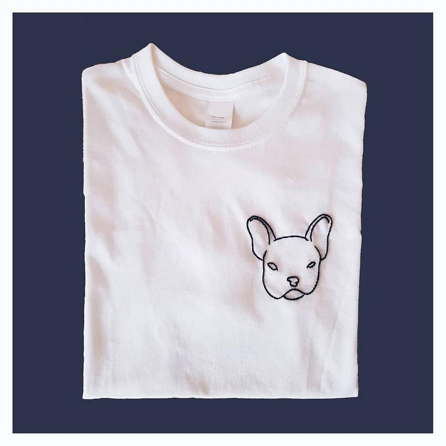 自己绣在衣服上的简单刺绣,手工刺绣t恤字母配色图片