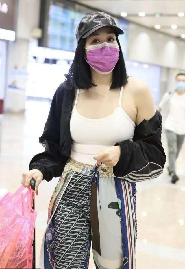 钟丽缇穿吊带外出超自信,钟丽缇穿黑色健美裤