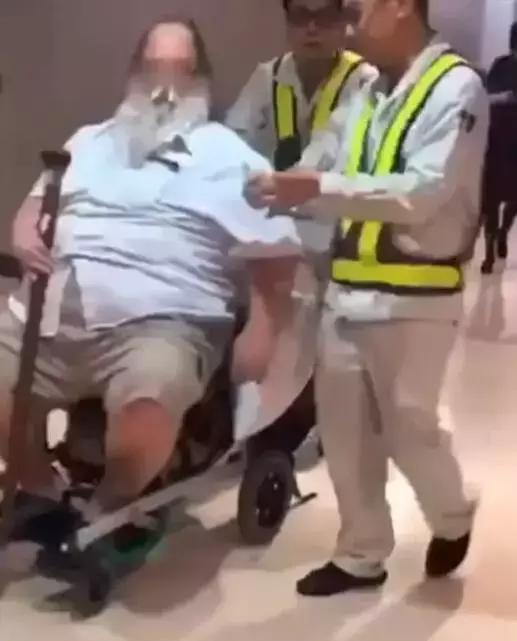 酷航飞新加坡迫降,万米高空飞机垂直坠落