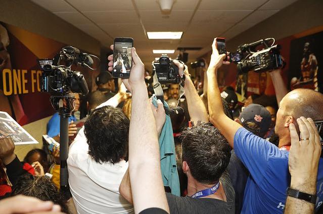 美国体育联盟也怕了，NBA等四大赛事官宣关闭更衣室，难题来了