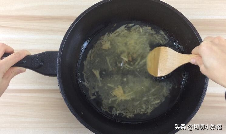 铁锅煮东西老是糊锅底,铁锅又粘锅了咋办