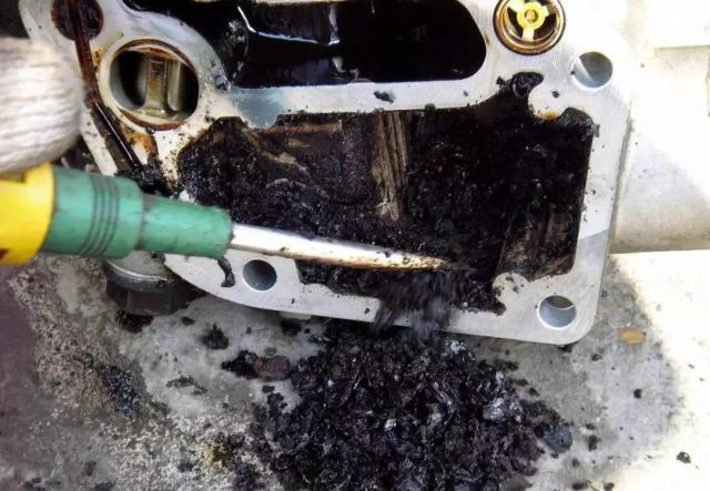 发动机到底该怎么清积碳,不拆发动机如何判断积碳是否严重