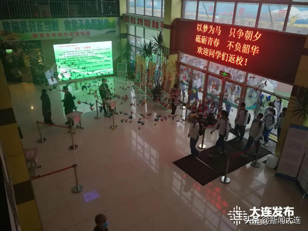 风雨中,“神兽”们返校了