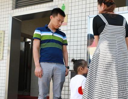 男童不慎把502胶水抹嘴巴胳膊上,孙子误食502胶水