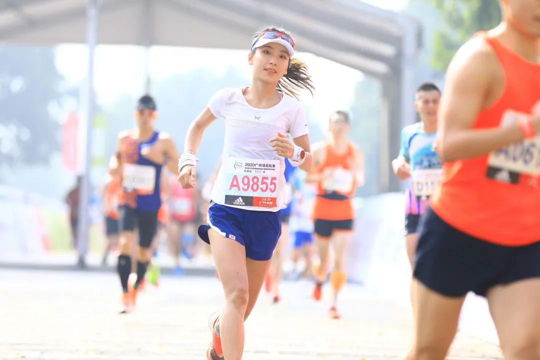 长得漂亮小姐姐骑马,长得好看跑得快小姐姐