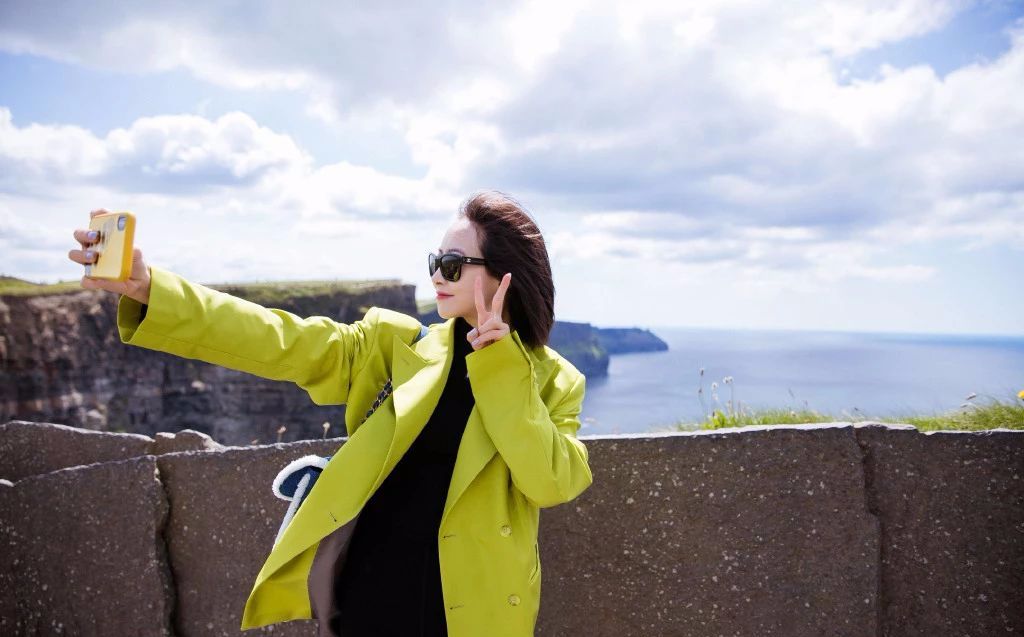 宋茜你为什么还单身?爱尔兰旅行一身芥末绿西装还露腿明媚美好