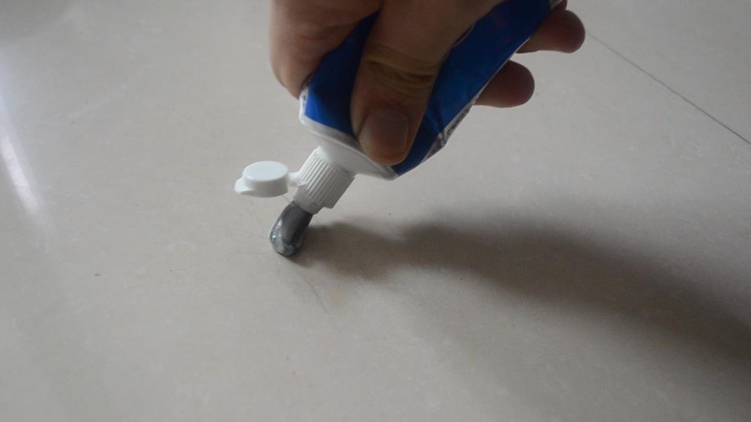 瓷砖被沙子磨出很多划痕如何补救,瓷砖有划痕怎么能100%的清除掉