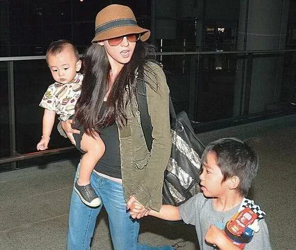 张柏芝飞机上与陈冠希合影后采访,张柏芝陈冠希机场相遇是真的吗