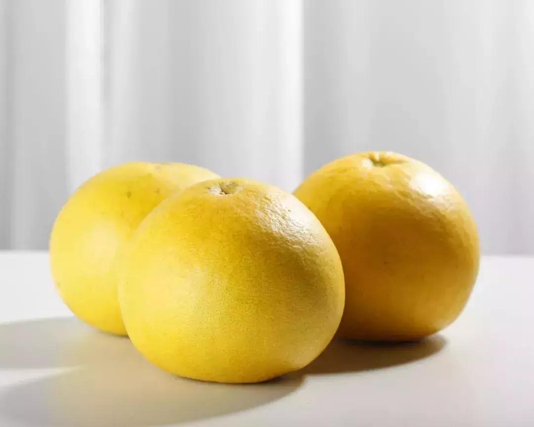 新鲜应季本地柚子水果脆甜,新鲜应季水果三红柚