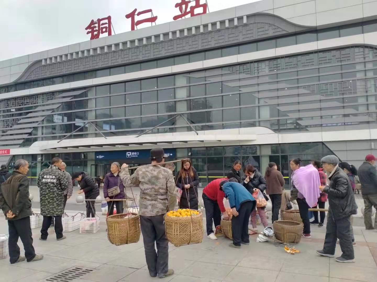 从湘西到贵州的老年跨省卖菜队：凌晨赶火车，一斤多赚两块钱，被城管折断七八杆秤