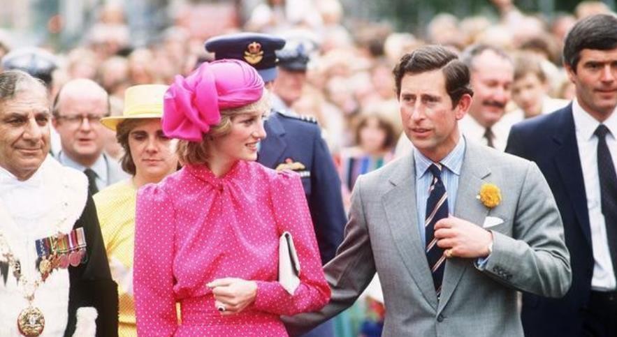 1983年戴安娜带小威廉出访澳洲，母子大出风头，查尔斯沦为背景板