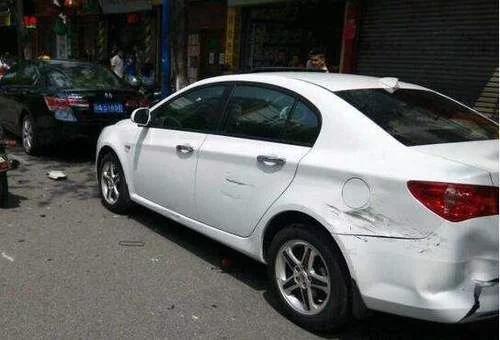 车停着被人撞了开走才发现怎么办,车停路边被撞报案有时间限制吗