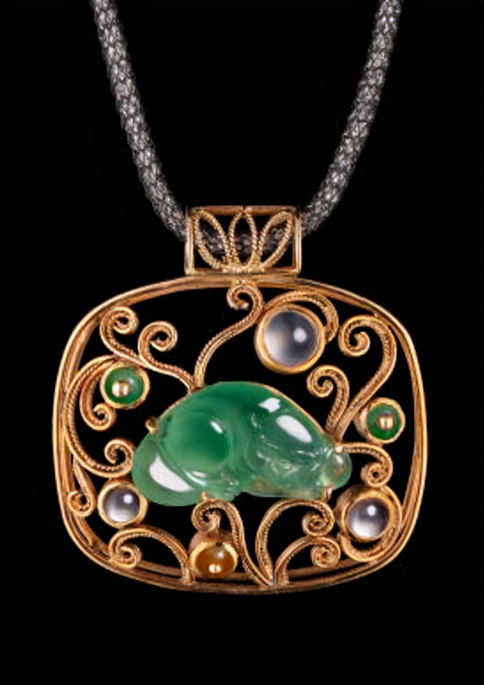 她设计的珠宝如画似景承包了你对美的所有渴求与遐想