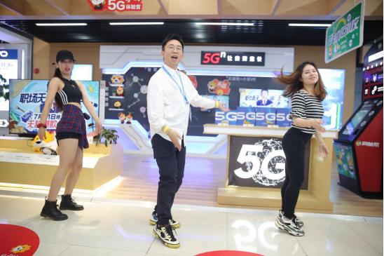 杨迪工作,杨迪服务员