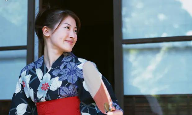 日本女孩走路喜欢“内八”，这样走不奇怪吗？其实她们也很苦恼！