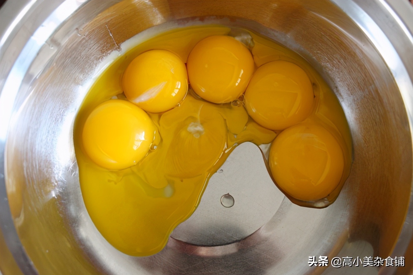 戚风蛋糕胚做奶油蛋糕的视频,水果奶油蛋糕的蛋糕胚