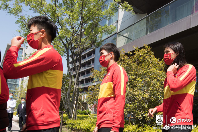 铿锵玫瑰启程赴韩国,陈戌源送行,足协官方送祝福:期待凯旋