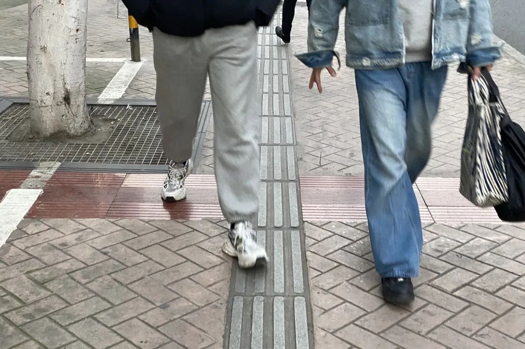 每个人的衣橱里都有一条灰色卫裤,每个人是不是都有一条灰色卫裤